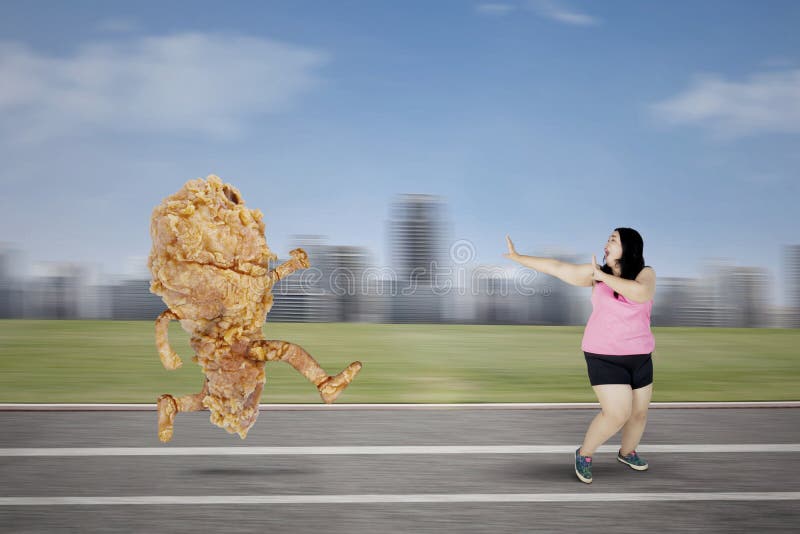逃脱从炸鸡的肥胖妇女